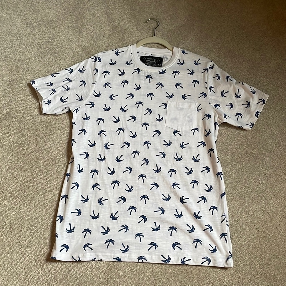 Mens Medium Broken Threads Cotton White Top Blue Palm Trees Shirt